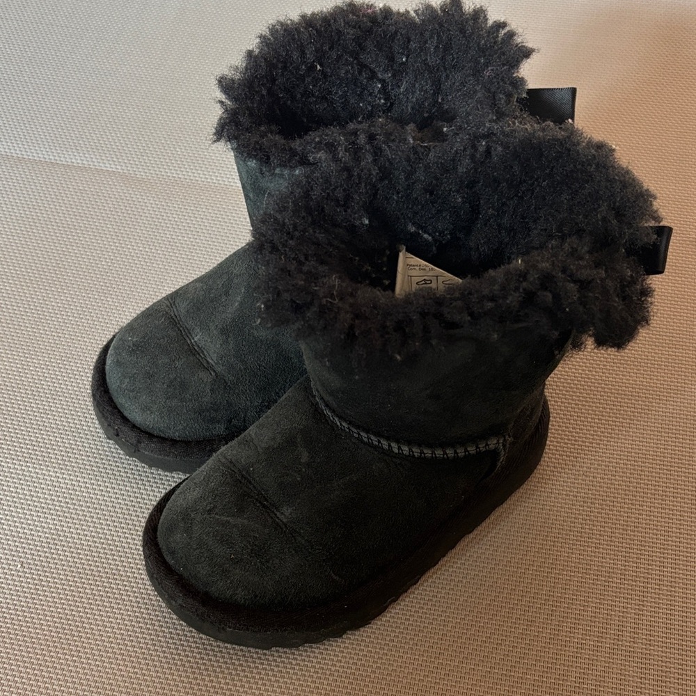 UGG Black Boots shearling size toddler 8 with Bow Detail